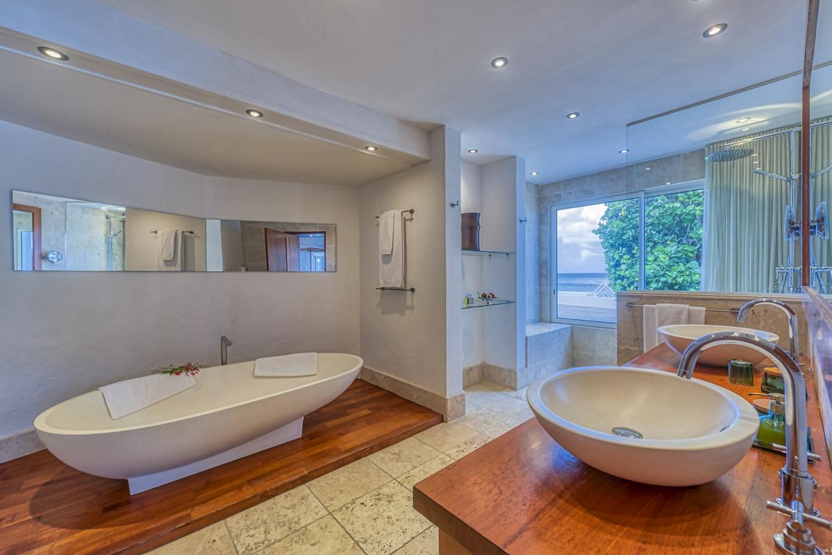 38-PetitePlage5-Bathroom4_A louer villa Grand Case Saint Martin